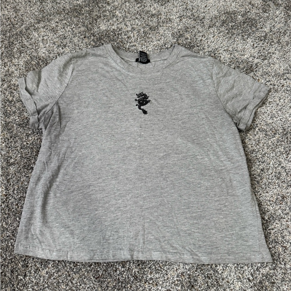 Rue21 grey slight crop top t shirt with dragon on it